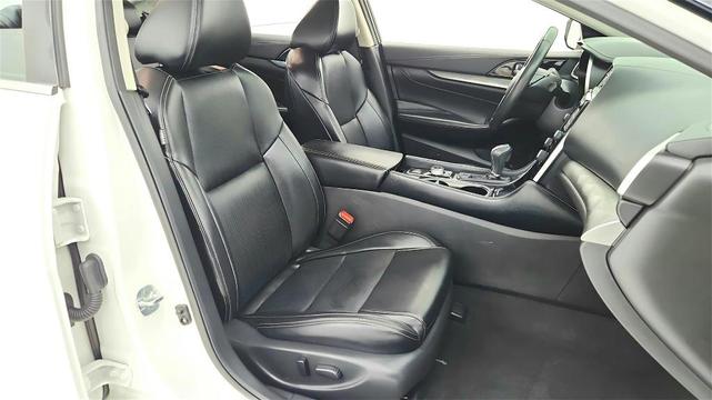 Photo of 2023 White Nissan Maxima