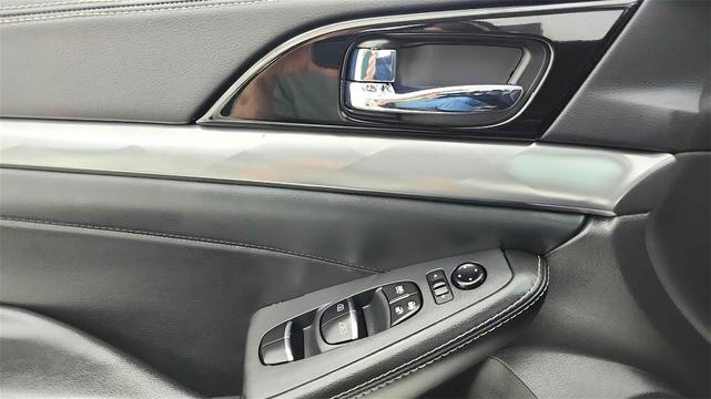 Photo of 2023 White Nissan Maxima
