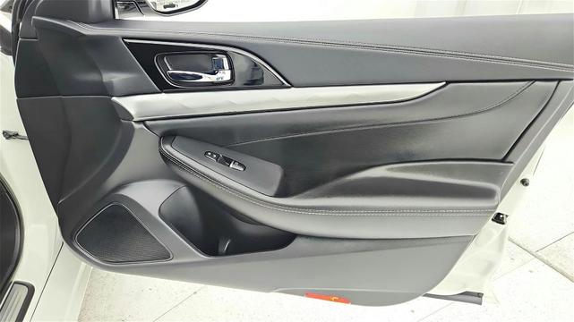 Photo of 2023 White Nissan Maxima
