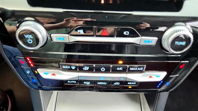 Photo of 2023 Silver Ford Explorer