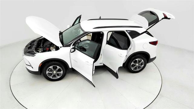 Photo of 2023 White Chevrolet Blazer