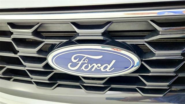 Photo of 2023 Silver Ford Escape