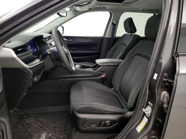 Photo of 2023 Gray Jeep Grand Cherokee