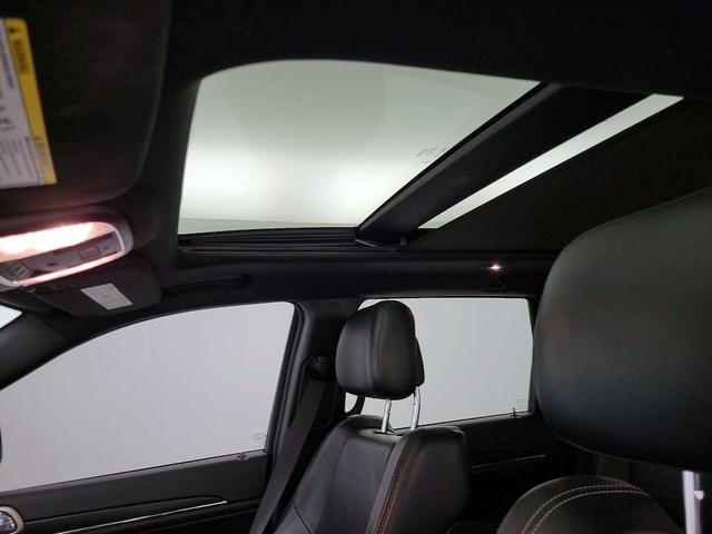 Photo of 2016 White Jeep Grand Cherokee