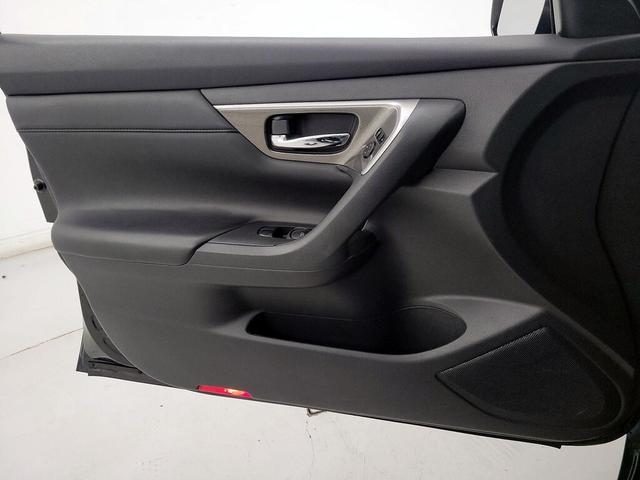 Photo of 2015 Black Nissan Altima