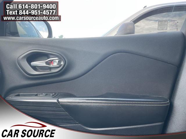 Photo of 2014 Brilliant Black Crystal Pearlcoat Jeep Cherokee