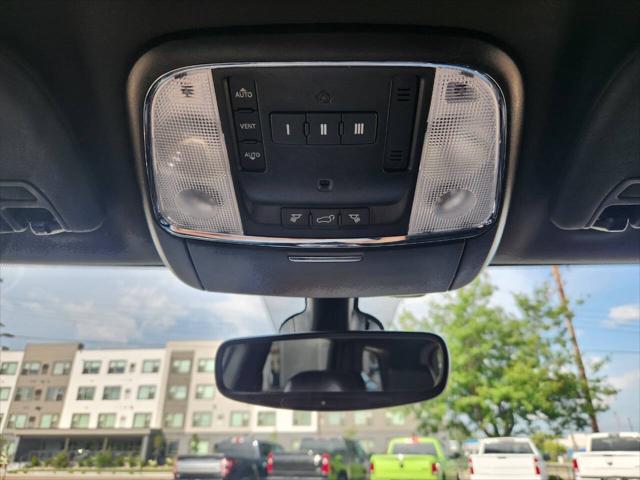 Photo of 2017 Granite Crystal Metallic Jeep Grand Cherokee