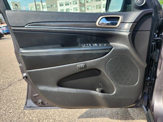 Photo of 2017 Granite Crystal Metallic Jeep Grand Cherokee