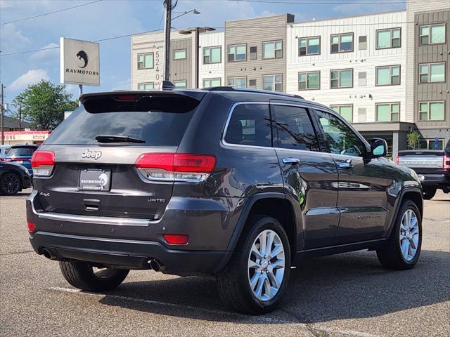 Photo of 2017 Granite Crystal Metallic Jeep Grand Cherokee