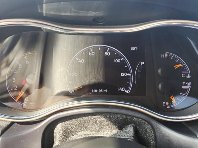 Photo of 2017 Granite Crystal Metallic Jeep Grand Cherokee