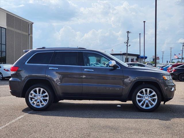 Photo of 2017 Granite Crystal Metallic Jeep Grand Cherokee