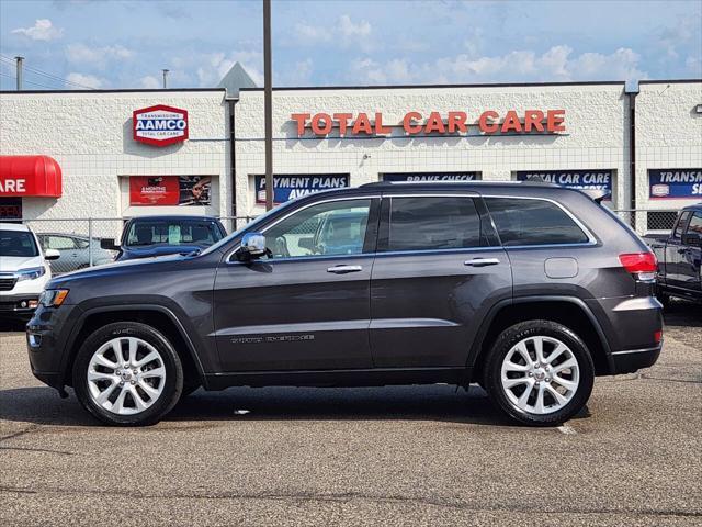 Photo of 2017 Granite Crystal Metallic Jeep Grand Cherokee