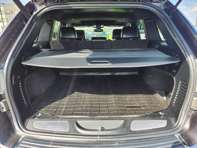 Photo of 2017 Granite Crystal Metallic Jeep Grand Cherokee