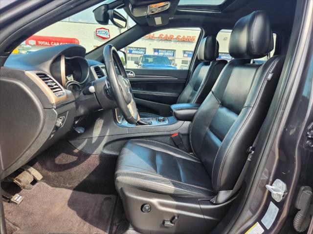 Photo of 2017 Granite Crystal Metallic Jeep Grand Cherokee