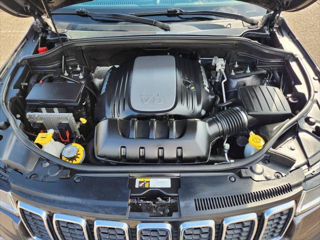 Photo of 2017 Granite Crystal Metallic Jeep Grand Cherokee