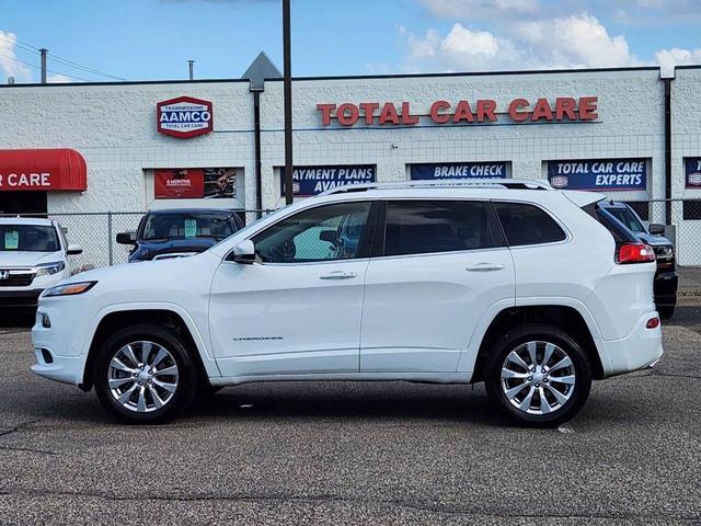 Photo of 2017 Bright White Clearcoat Jeep Cherokee