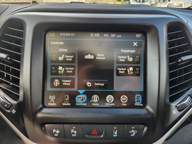 Photo of 2017 Bright White Clearcoat Jeep Cherokee