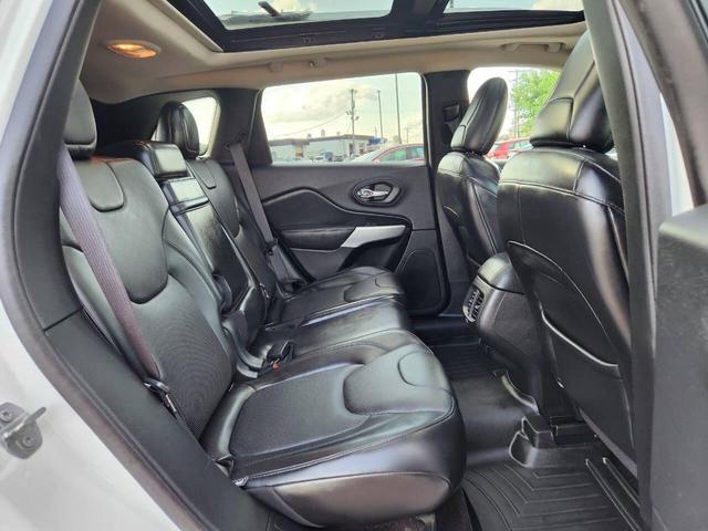 Photo of 2017 Bright White Clearcoat Jeep Cherokee