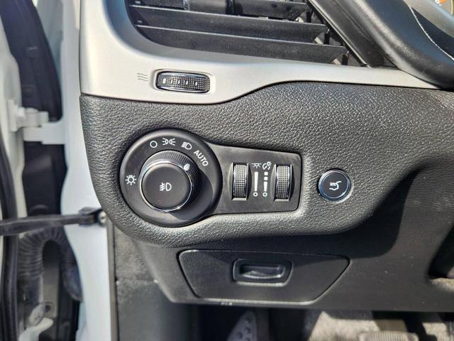 Photo of 2017 Bright White Clearcoat Jeep Cherokee