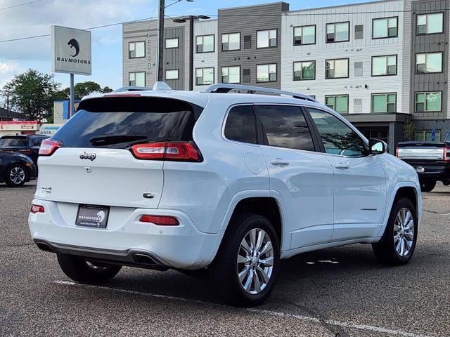 Photo of 2017 Bright White Clearcoat Jeep Cherokee