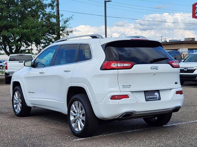 Photo of 2017 Bright White Clearcoat Jeep Cherokee