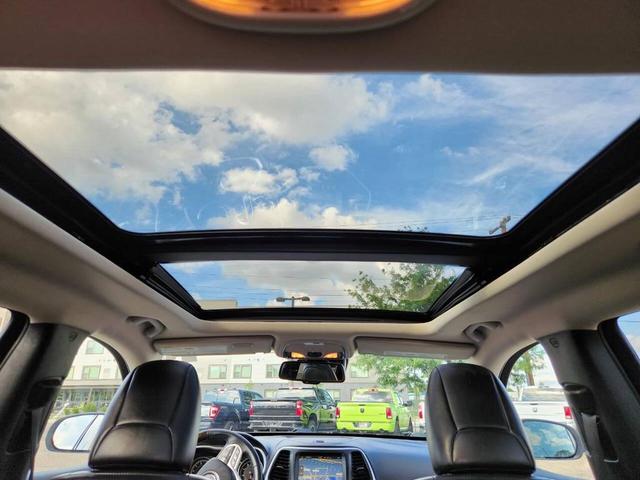 Photo of 2017 Bright White Clearcoat Jeep Cherokee