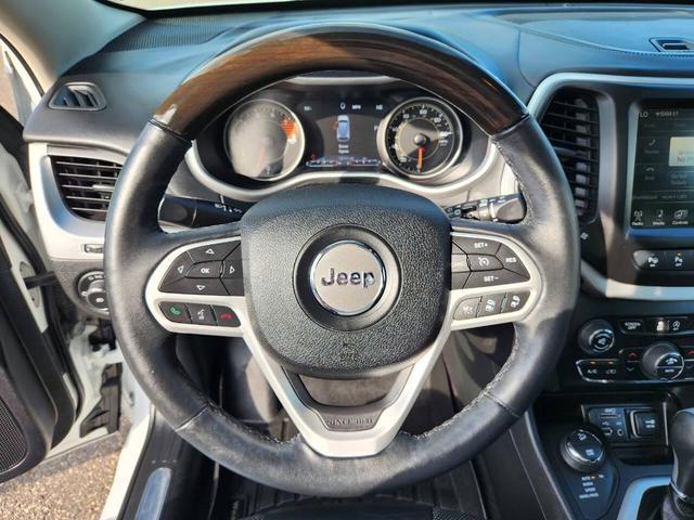Photo of 2017 Bright White Clearcoat Jeep Cherokee