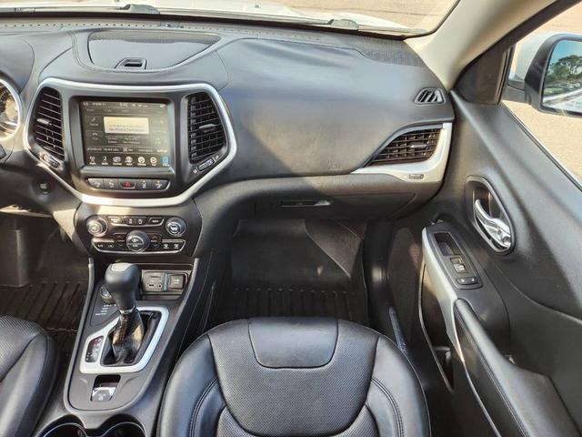 Photo of 2017 Bright White Clearcoat Jeep Cherokee
