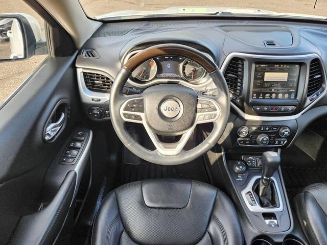 Photo of 2017 Bright White Clearcoat Jeep Cherokee