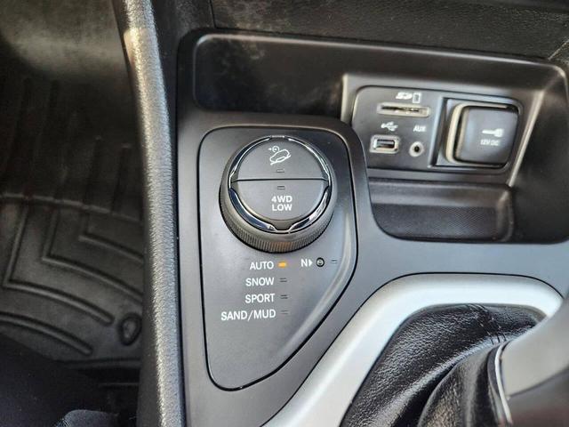 Photo of 2017 Bright White Clearcoat Jeep Cherokee