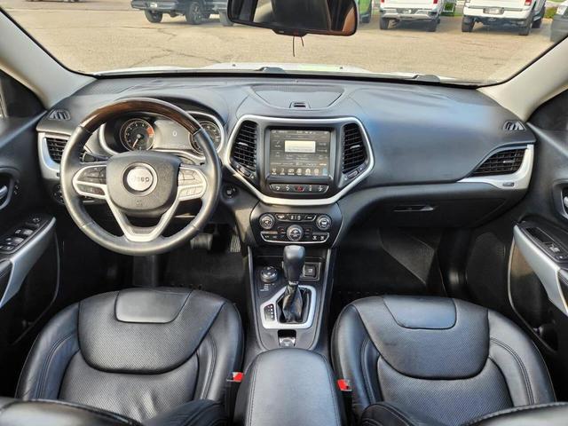 Photo of 2017 Bright White Clearcoat Jeep Cherokee