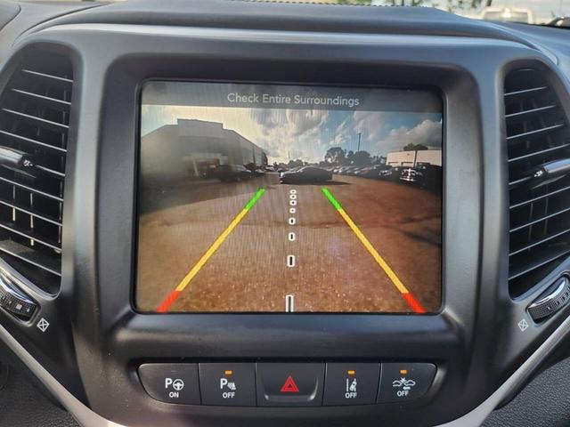 Photo of 2017 Bright White Clearcoat Jeep Cherokee