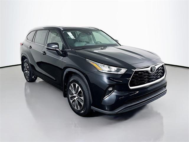 Photo of 2020 Midnight Black Metallic Toyota Highlander