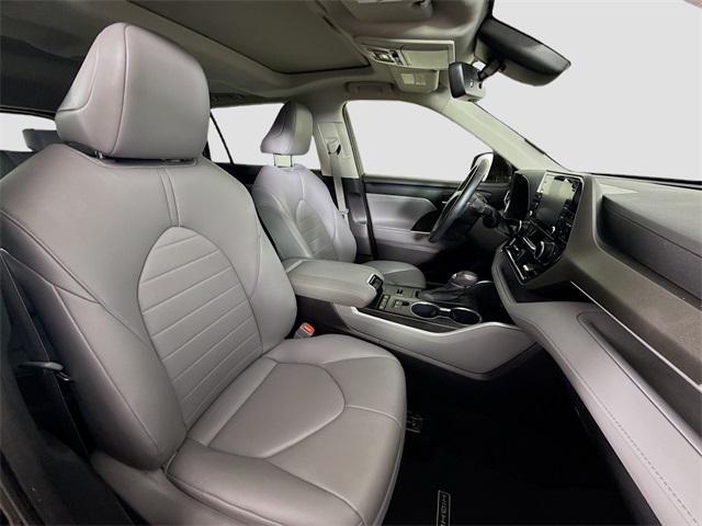Photo of 2020 Midnight Black Metallic Toyota Highlander