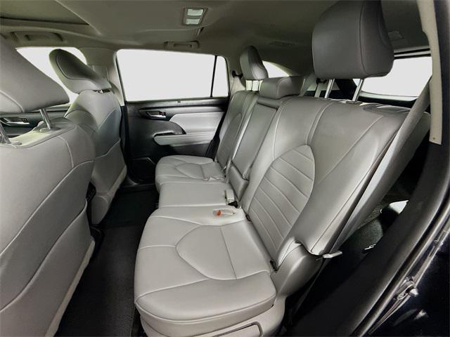 Photo of 2020 Midnight Black Metallic Toyota Highlander