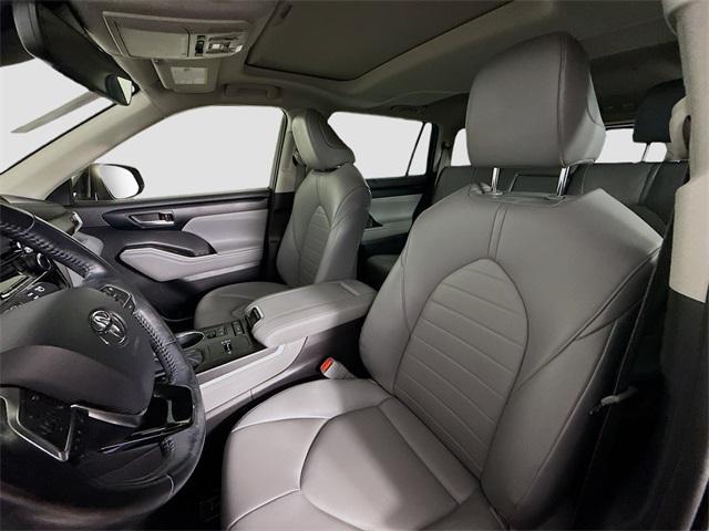 Photo of 2020 Midnight Black Metallic Toyota Highlander
