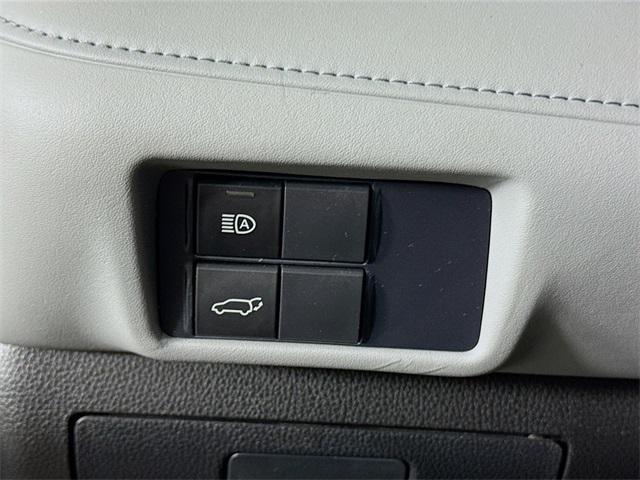 Photo of 2020 Midnight Black Metallic Toyota Highlander