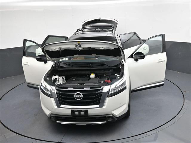 Photo of 2023 Super Black Nissan Pathfinder