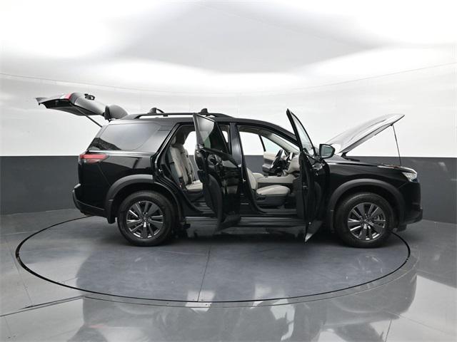 Photo of 2024 Super Black Nissan Pathfinder