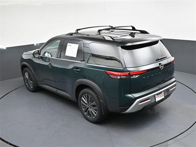 Photo of 2024 Obsidian Green Pearl/Super Black Nissan Pathfinder