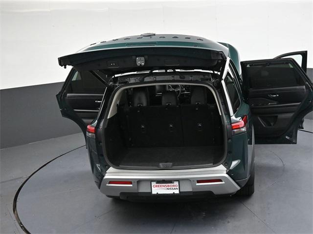 Photo of 2024 Obsidian Green Pearl/Super Black Nissan Pathfinder