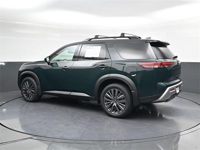 Photo of 2024 Obsidian Green Pearl/Super Black Nissan Pathfinder
