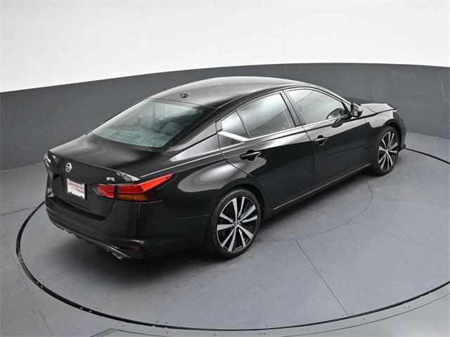 Photo of 2022 Super Black Clearcoat Nissan Altima