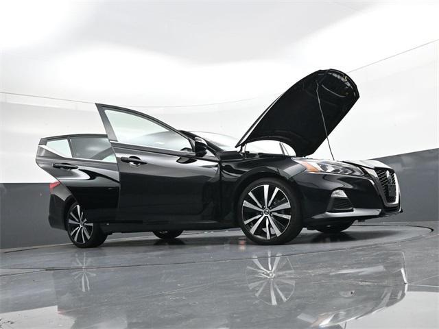 Photo of 2022 Super Black Clearcoat Nissan Altima