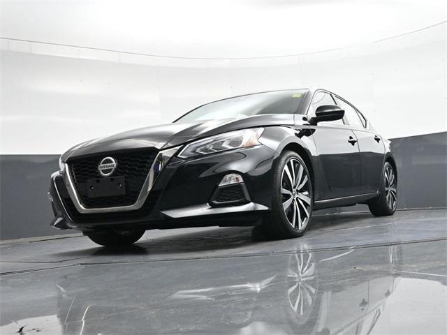 Photo of 2022 Super Black Clearcoat Nissan Altima