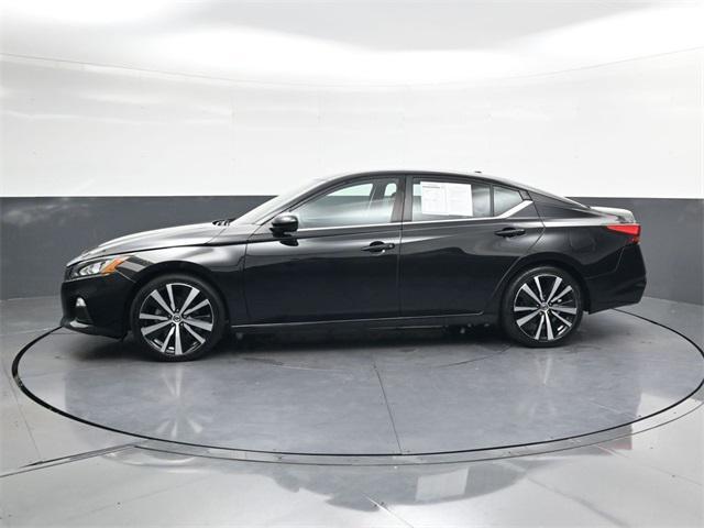 Photo of 2022 Super Black Clearcoat Nissan Altima