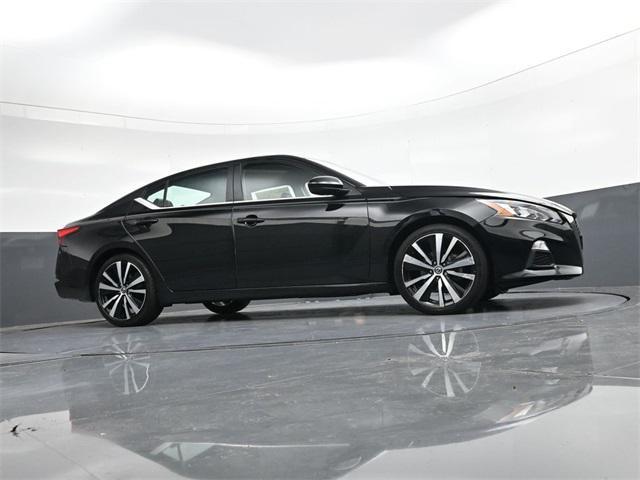 Photo of 2022 Super Black Clearcoat Nissan Altima