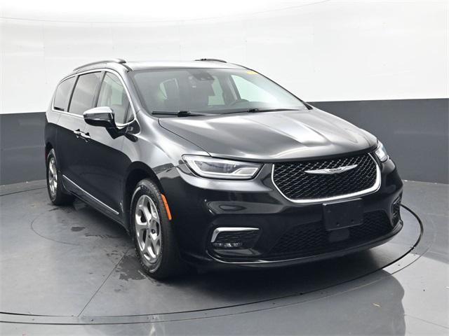 Photo of 2023 Brilliant Black Crystal Pearlcoat Chrysler Pacifica