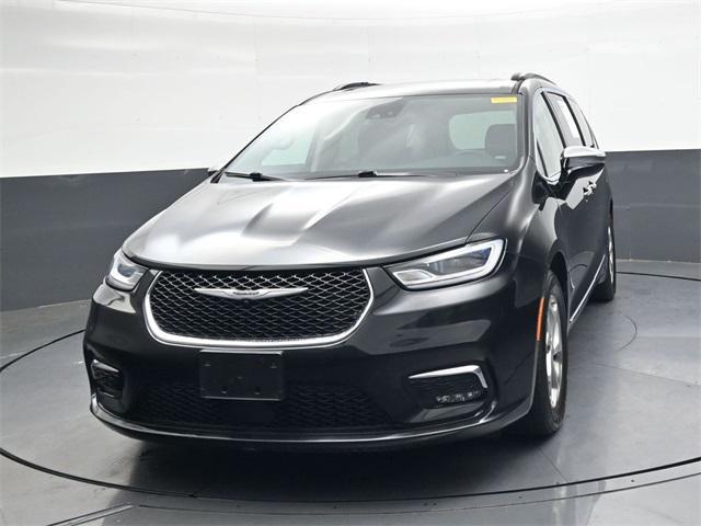 Photo of 2023 Brilliant Black Crystal Pearlcoat Chrysler Pacifica