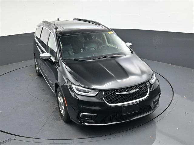 Photo of 2023 Brilliant Black Crystal Pearlcoat Chrysler Pacifica